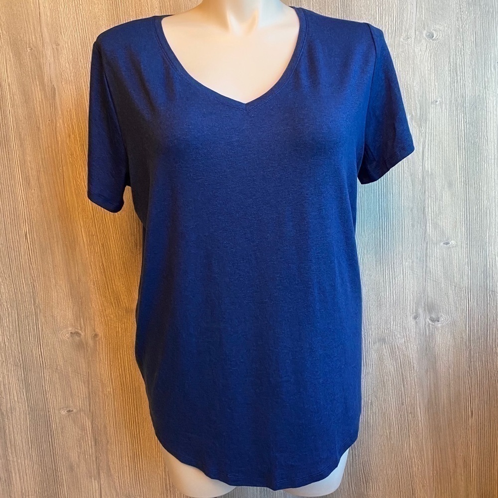 NWT woman’s maternity v neck top size 1X.